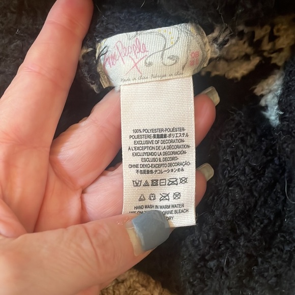 Free People Snowbird Pom Pom Beanie Hat Winter Snow Black Off White knit - Picture 4 of 4